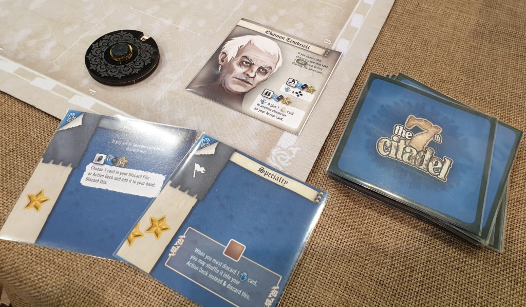 Un personnage, son deck d'action et son disque de points de vie