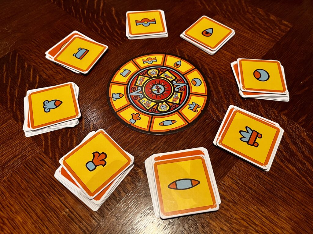 Les cartes sont réparties en 8 tas, tous identifiables par un symbole.