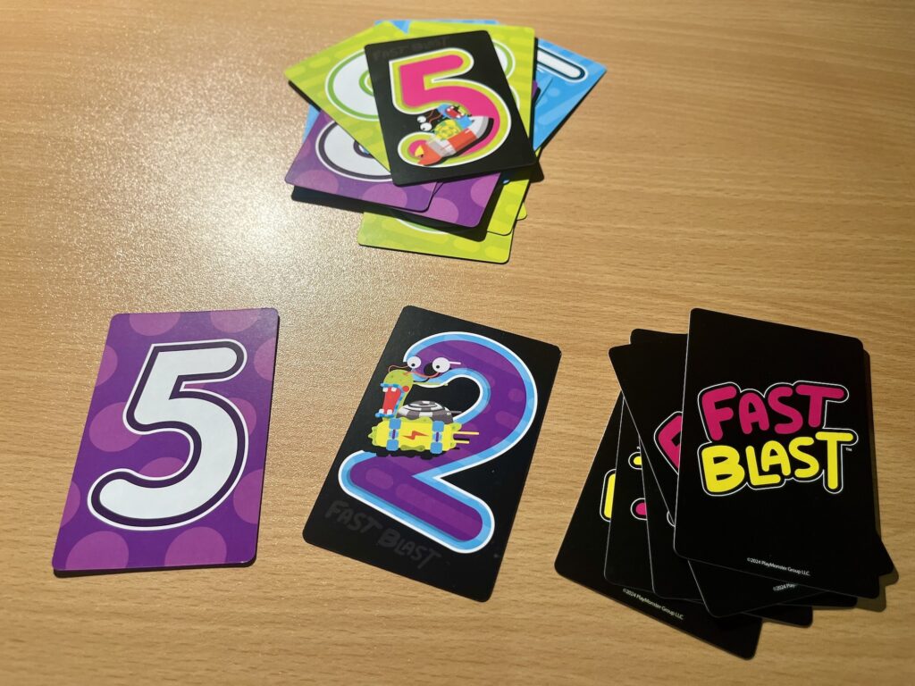 Pour répondre au Fast Blast 5, il faut jouer un autre 5, un autre Fast Blast, où... piocher 5 cartes !