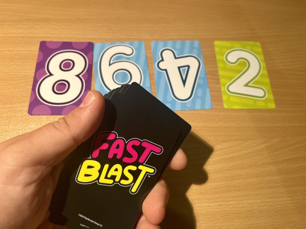 Au départ de Fast Blast, vous ne pouvez jouer que vos quatre cartes sur la table.