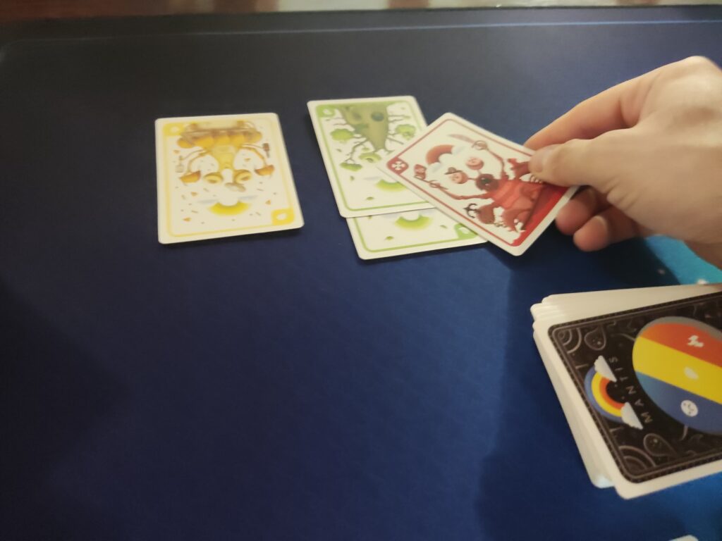 Jouez les carte chez les autres joueurs, ou chez vous ?
