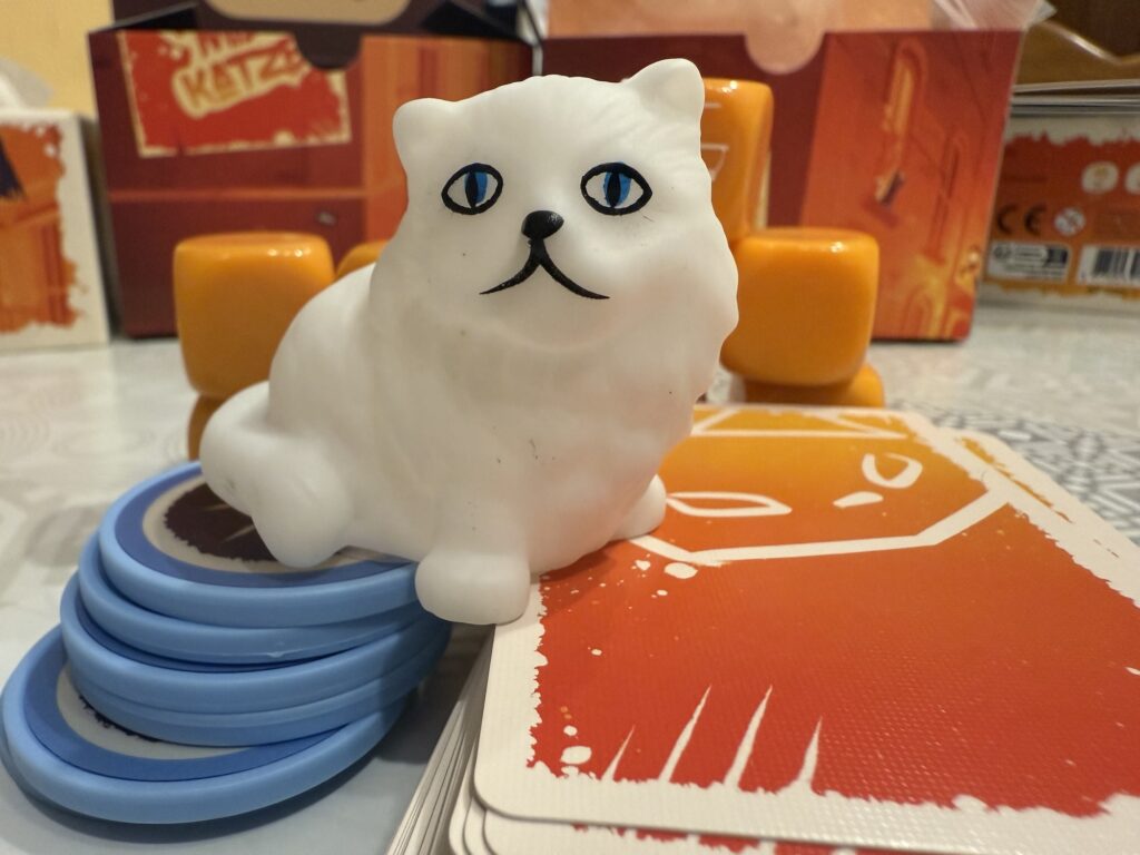 Ce chat, qui fait pouet pouet, est aussi le jeton "leader".