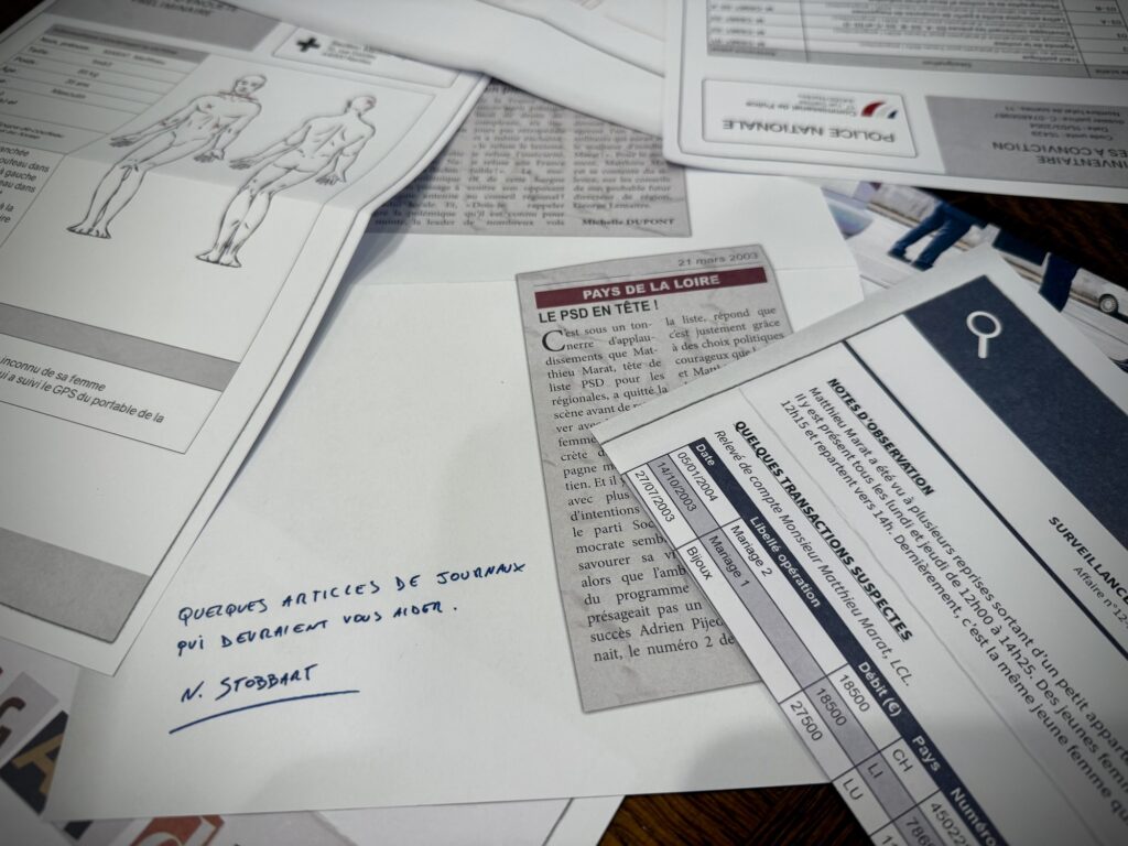 Et des photocopies de divers documents comme des rapports de police, factures et coupures de journaux.