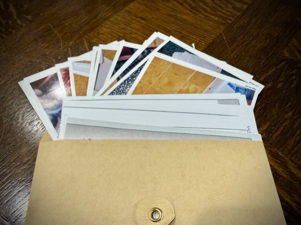 Sortie des documents de l'enveloppe.