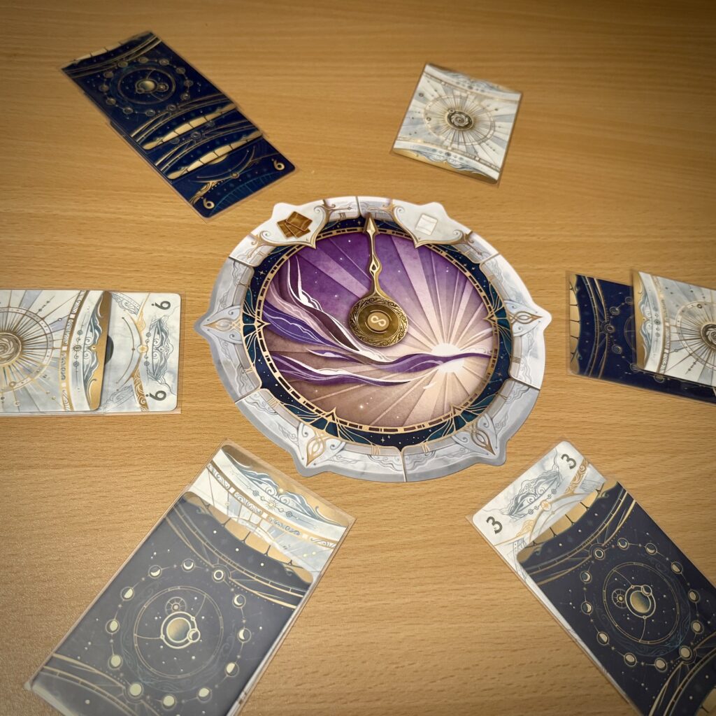 Les cartes sont posées, certaines peuvent être face visible (autant que de joueur), les autres doivent être face cachée.