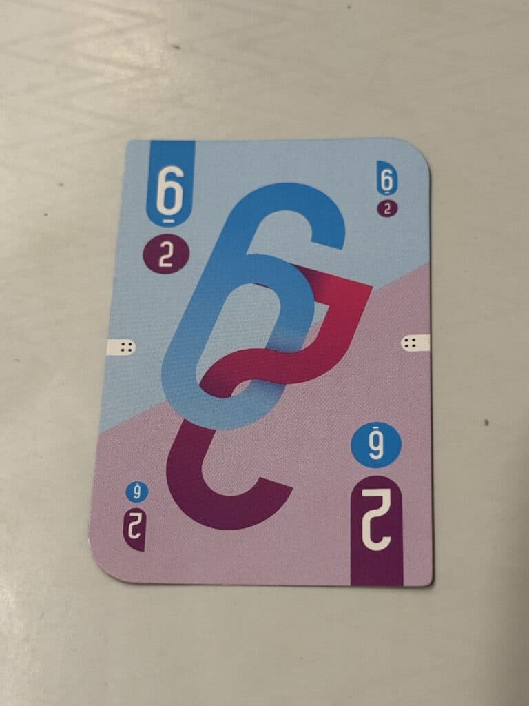 Anatomie d'une carte de Dnup. Un six dans un sens, un deux dans l'autre.