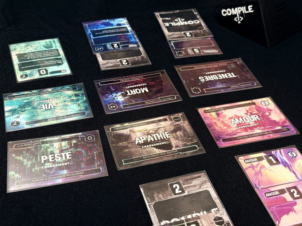 En cours de partie, les cartes s'empilent sous les protocoles de Compile