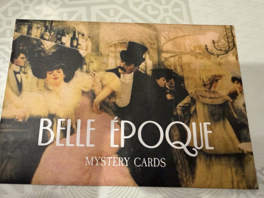 Une enveloppe qui contient tout le jeu Mystery Cards : Belle Époque