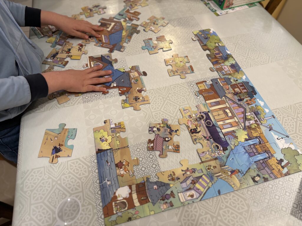 Mon Puzzle Aventure : Petits Détectives commence par une phase d'assemblage des pièces.