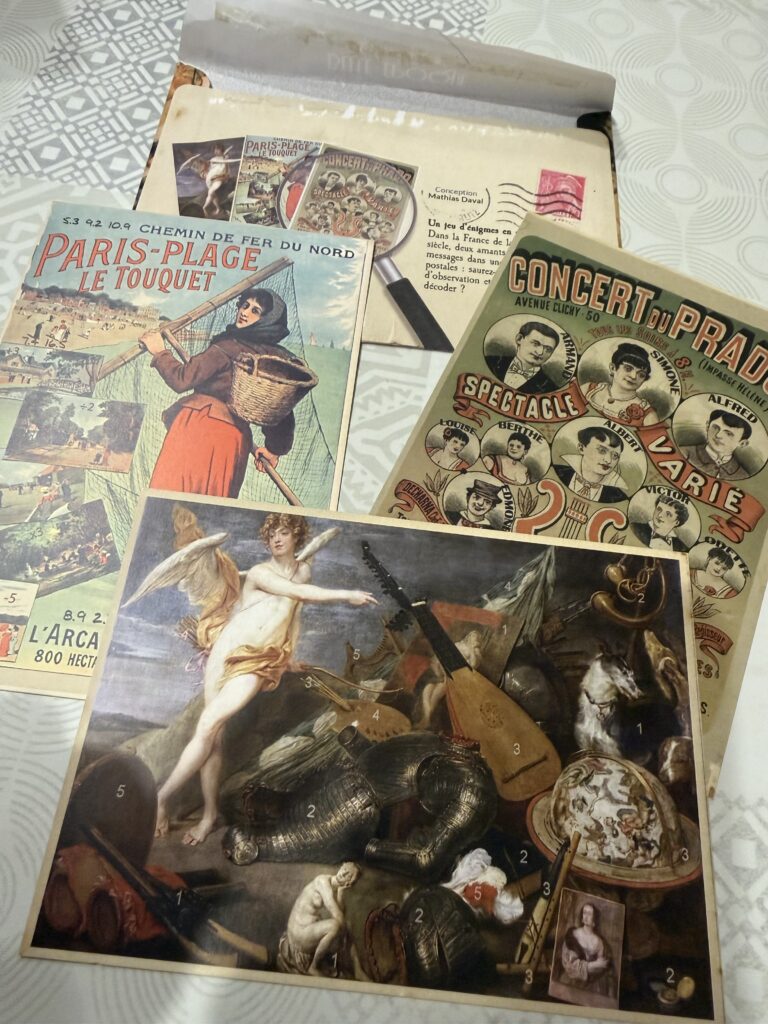 Mystery Cards : Belle Époque repose entièrement sur ces cartes postales