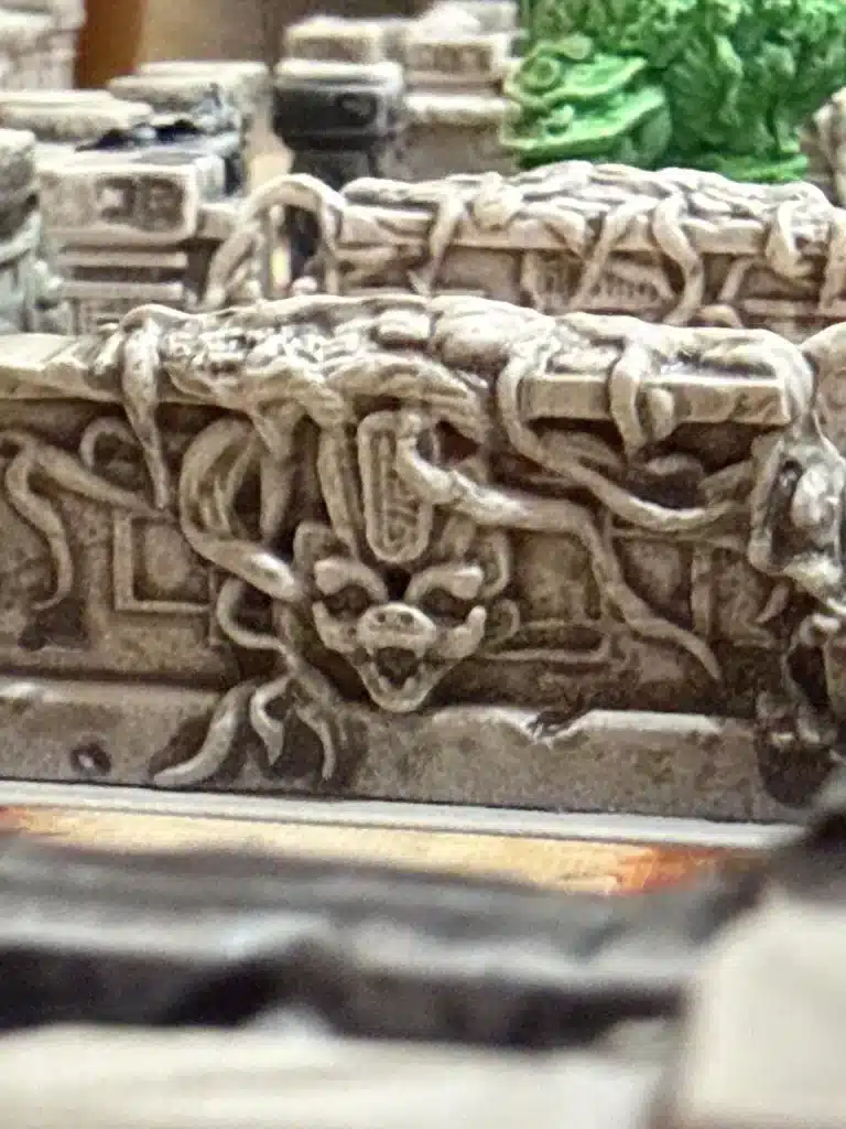 Gros plan sur les sculptures détaillées des murs du labyrinthe