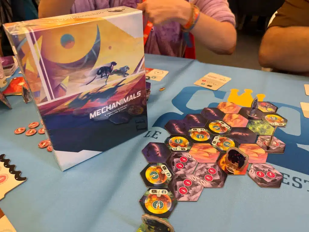 Mechanimals en cours de partie, avec les animaux et le parcours hexagonal installés sur la table