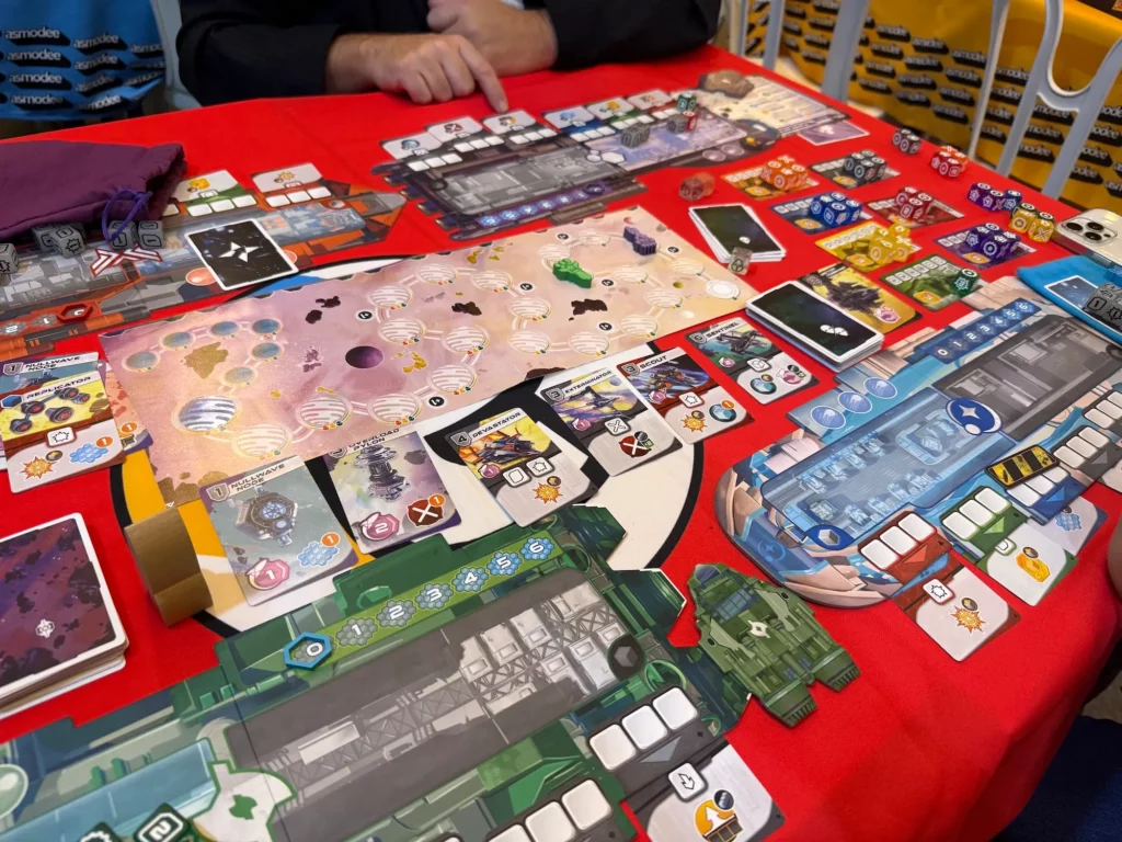 Rocket Rollout en cours de partie, avec les vaisseaux et cartes de course sur la table