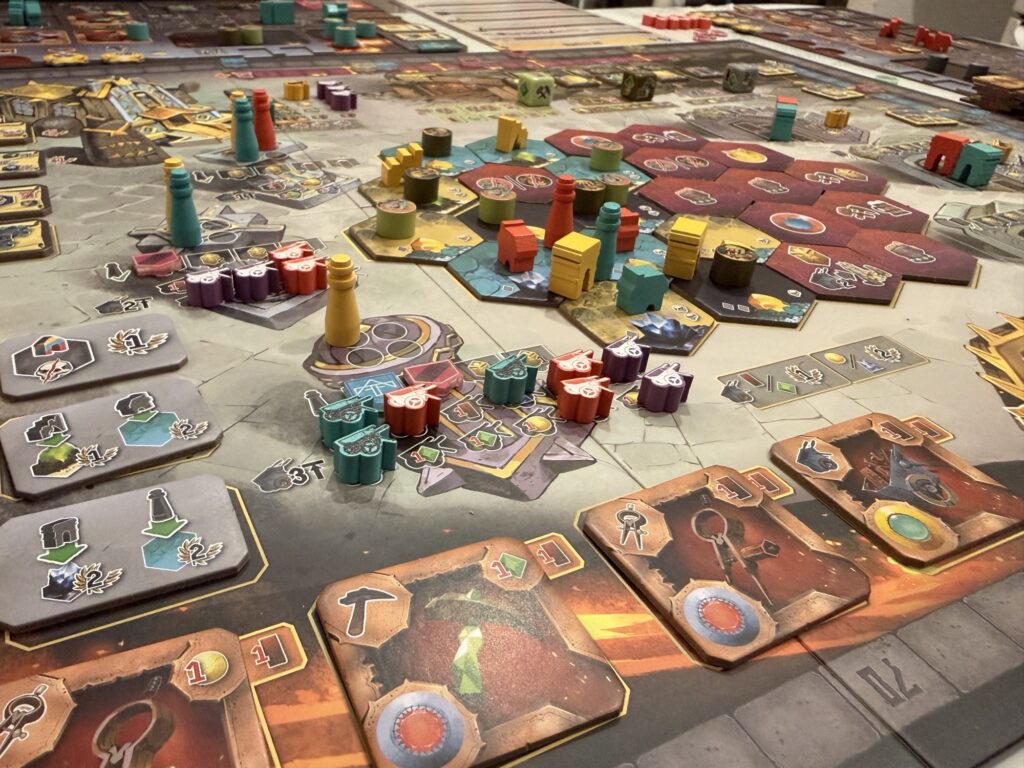 Plateau de Covenant avec ses tuiles, ses ressources et ses éléments de jeu.